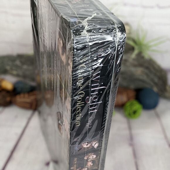 Twilight Saga 3 Game Collection in Collector Tin - Twilight, New Moon, & Eclipse - Picture 3 of 4